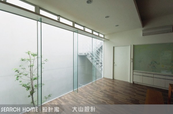 100坪空間的透天別墅。原始建築格局僅能提供屋內前後