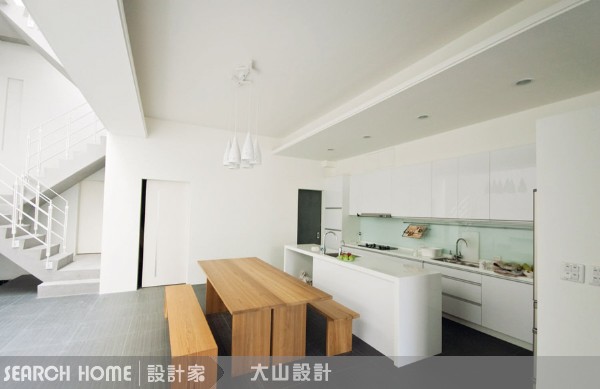 100坪空間的透天別墅。原始建築格局僅能提供屋內前後