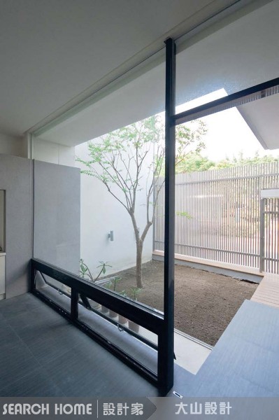 100坪空間的透天別墅。原始建築格局僅能提供屋內前後