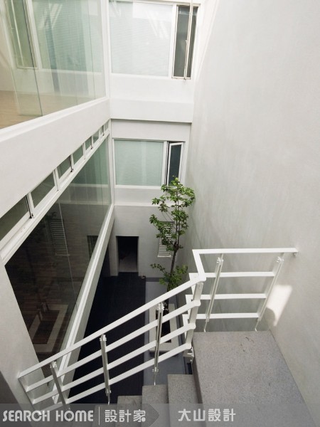 100坪空間的透天別墅。原始建築格局僅能提供屋內前後