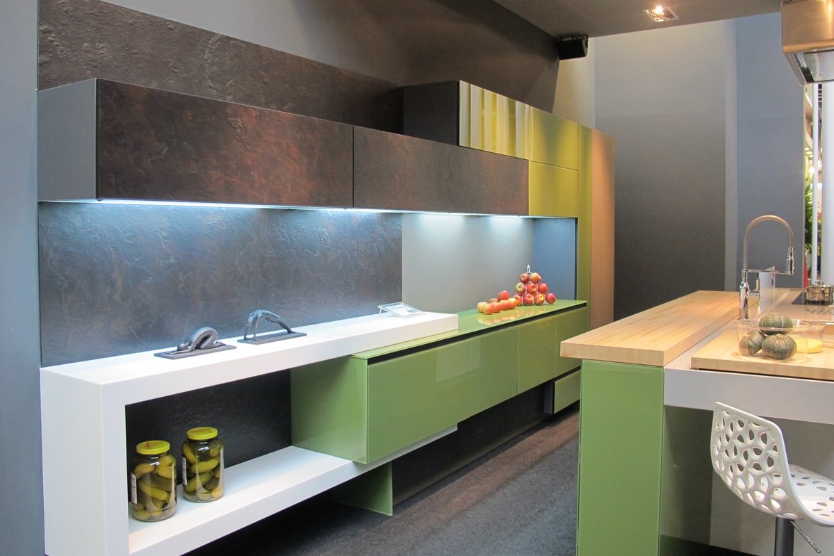 除了延續采鑽獨家專利的鋁框門板搭配可量身訂製的玻璃