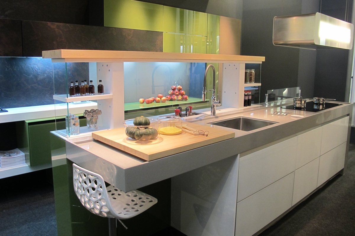 除了延續采鑽獨家專利的鋁框門板搭配可量身訂製的玻璃