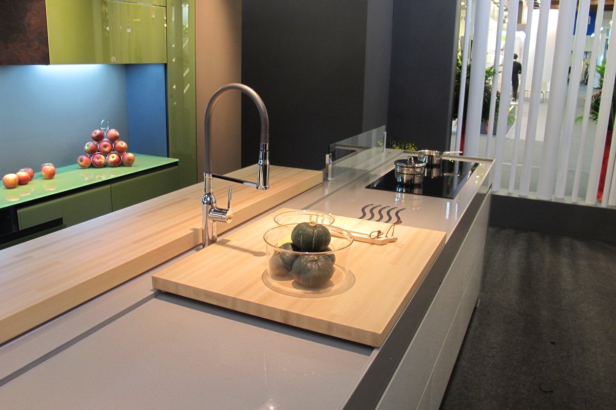 除了延續采鑽獨家專利的鋁框門板搭配可量身訂製的玻璃