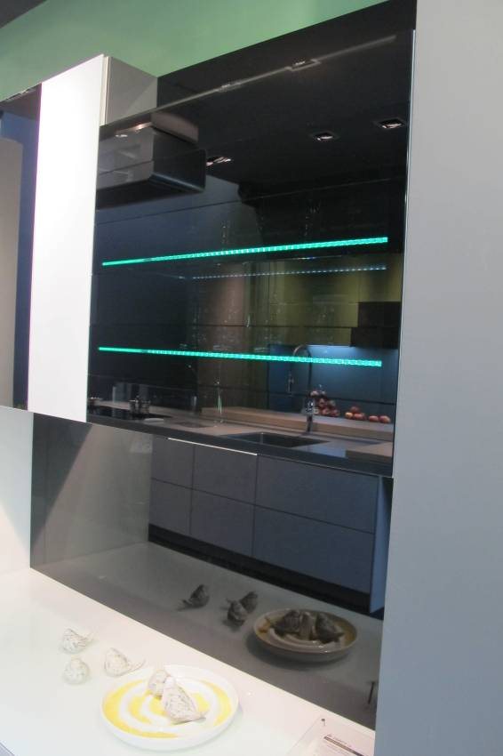 除了延續采鑽獨家專利的鋁框門板搭配可量身訂製的玻璃