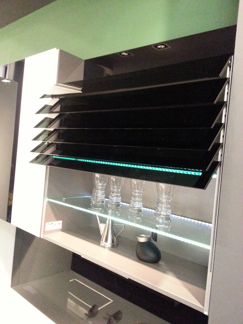 除了延續采鑽獨家專利的鋁框門板搭配可量身訂製的玻璃