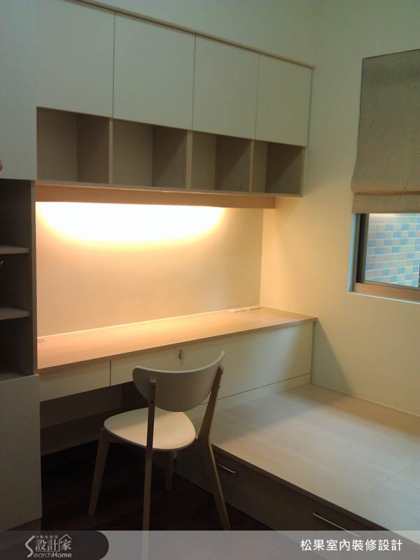 小孩房坪數為2.5坪,底板為深色木紋地板,因此設計師