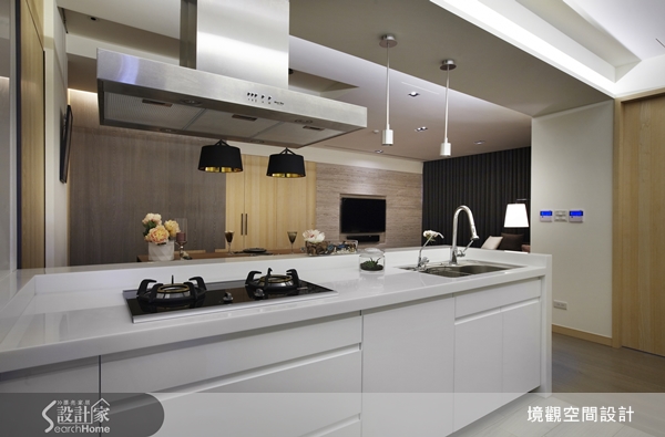 三房兩廳40坪的電梯住宅。整體的空間以簡潔的白色與溫