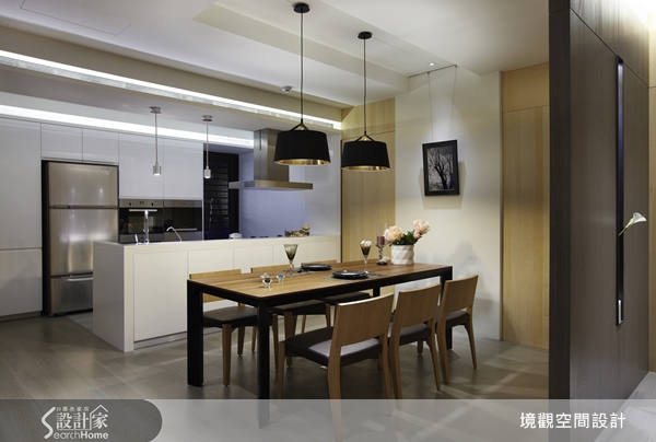 三房兩廳40坪的電梯住宅。整體的空間以簡潔的白色與溫