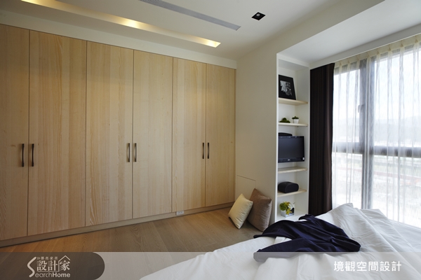 三房兩廳40坪的電梯住宅。整體的空間以簡潔的白色與溫