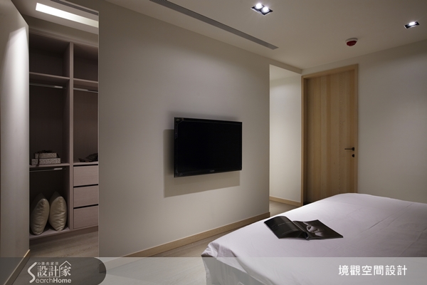 三房兩廳40坪的電梯住宅。整體的空間以簡潔的白色與溫