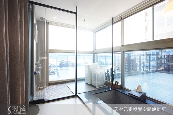 1房1廳17坪的北歐風中古屋。原本屋況採光不良,與過多