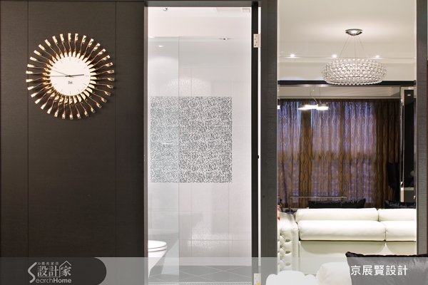 身為單身都會女子的屋主經常需要往返於國內外之間，設