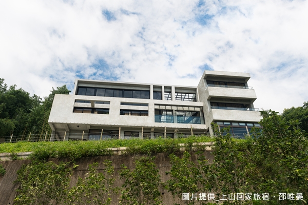 想像一下,當你一早醒來,雲海就在眼前,你望著窗外的