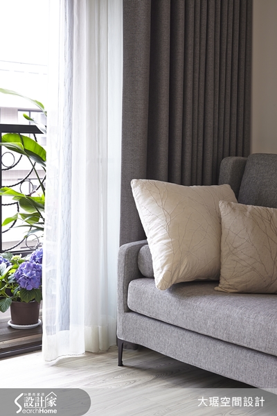 「綠水本無憂，因風皺面；青山原不老，為雪白頭。」作