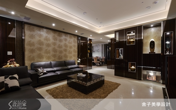 走入這間兩戶打通的雙拼空間，55坪的大小已經讓許多人