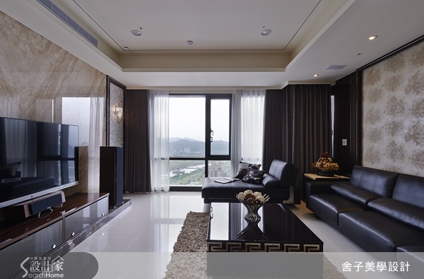 走入這間兩戶打通的雙拼空間，55坪的大小已經讓許多人