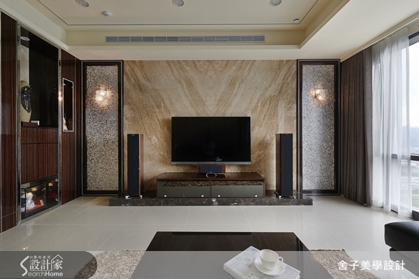 走入這間兩戶打通的雙拼空間，55坪的大小已經讓許多人