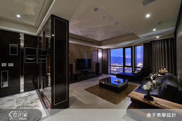 走入這間兩戶打通的雙拼空間，55坪的大小已經讓許多人