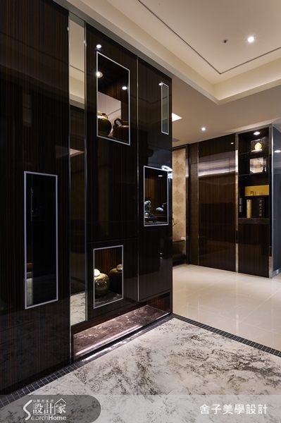 走入這間兩戶打通的雙拼空間，55坪的大小已經讓許多人