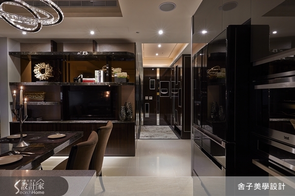 走入這間兩戶打通的雙拼空間，55坪的大小已經讓許多人