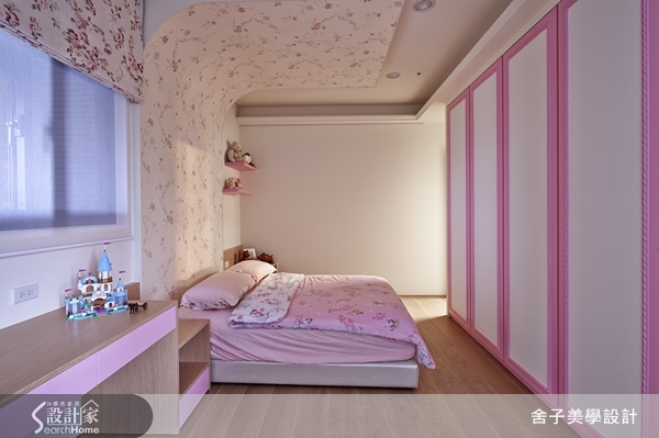 走入這間兩戶打通的雙拼空間，55坪的大小已經讓許多人