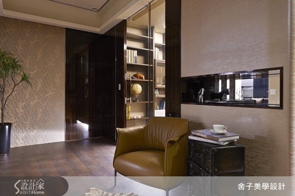 走入這間兩戶打通的雙拼空間，55坪的大小已經讓許多人