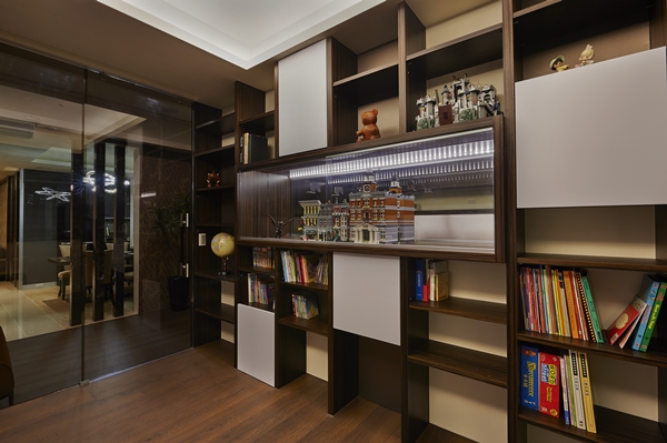 走入這間兩戶打通的雙拼空間，55坪的大小已經讓許多人