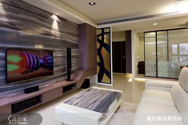 來到美麗的八里河岸風光，遠眺還有青山，這樣的居家好