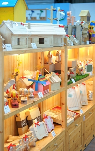 在文建會的文創產業範疇中，包含視覺藝術、音樂與表演