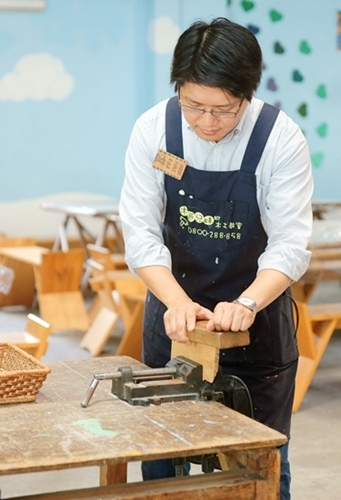 在文建會的文創產業範疇中，包含視覺藝術、音樂與表演