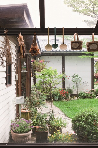 故事的開端，要從Grace對歐洲鄉村風的愛好說起，時間