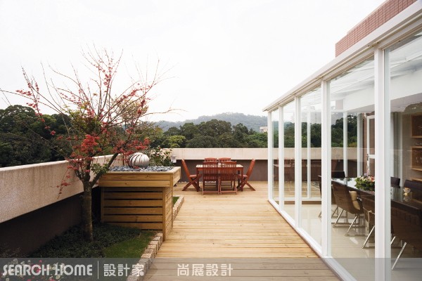 位於大樓頂樓的60坪住家，戶外露台即佔了近20坪的面積