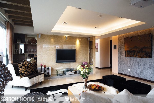 位於大樓頂樓的60坪住家，戶外露台即佔了近20坪的面積