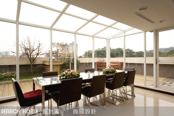 位於大樓頂樓的60坪住家，戶外露台即佔了近20坪的面積