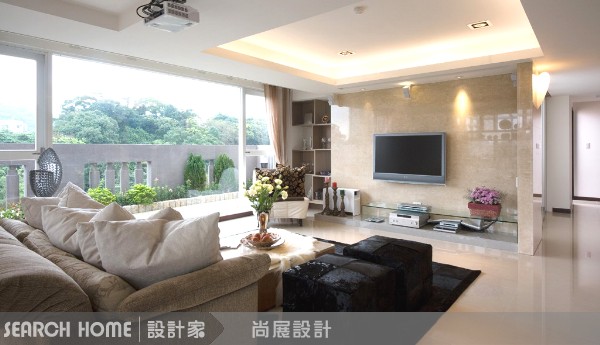 位於大樓頂樓的60坪住家，戶外露台即佔了近20坪的面積