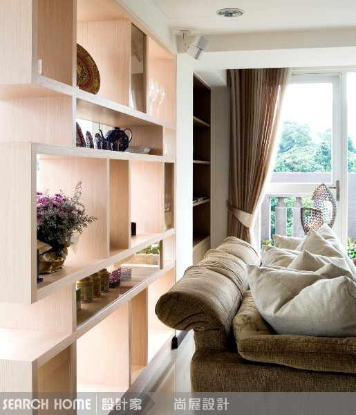 位於大樓頂樓的60坪住家，戶外露台即佔了近20坪的面積