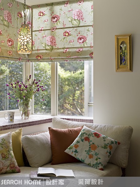 每次光聽到樓上的抽水馬桶聲音，就知道已經天亮了；等