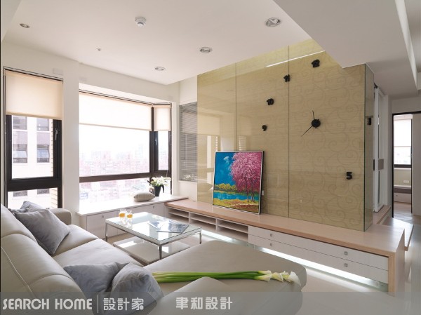 每次光聽到樓上的抽水馬桶聲音，就知道已經天亮了；等