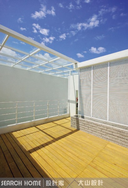 透天別墅的頂樓，原木質感的地板創造了自然原始感，好