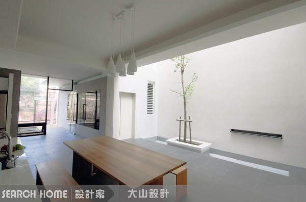 透天別墅的頂樓，原木質感的地板創造了自然原始感，好