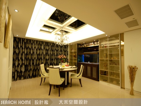 茶鏡、石材與水晶吊燈，所搭配而成的搖曳光影，是低調