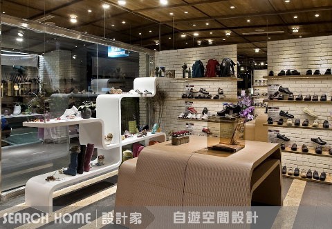 本案是位於台北市鬧區的商業空間，透過設計師的巧思設