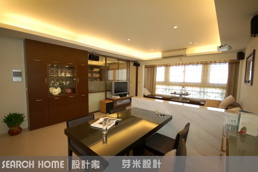 屋主買下這間房子，由於是首次購屋因此預算有限，但因