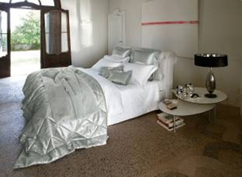 FRETTE運用義大利傳承百年的織品技藝，在今夏推出以世