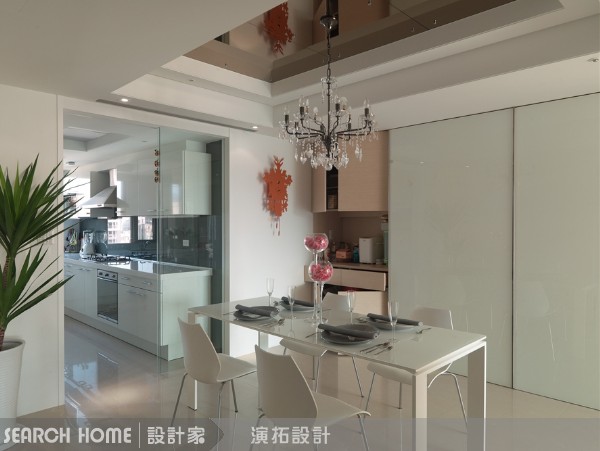 隱藏式的收納設計，最能讓空間看來乾淨俐落。設計師表