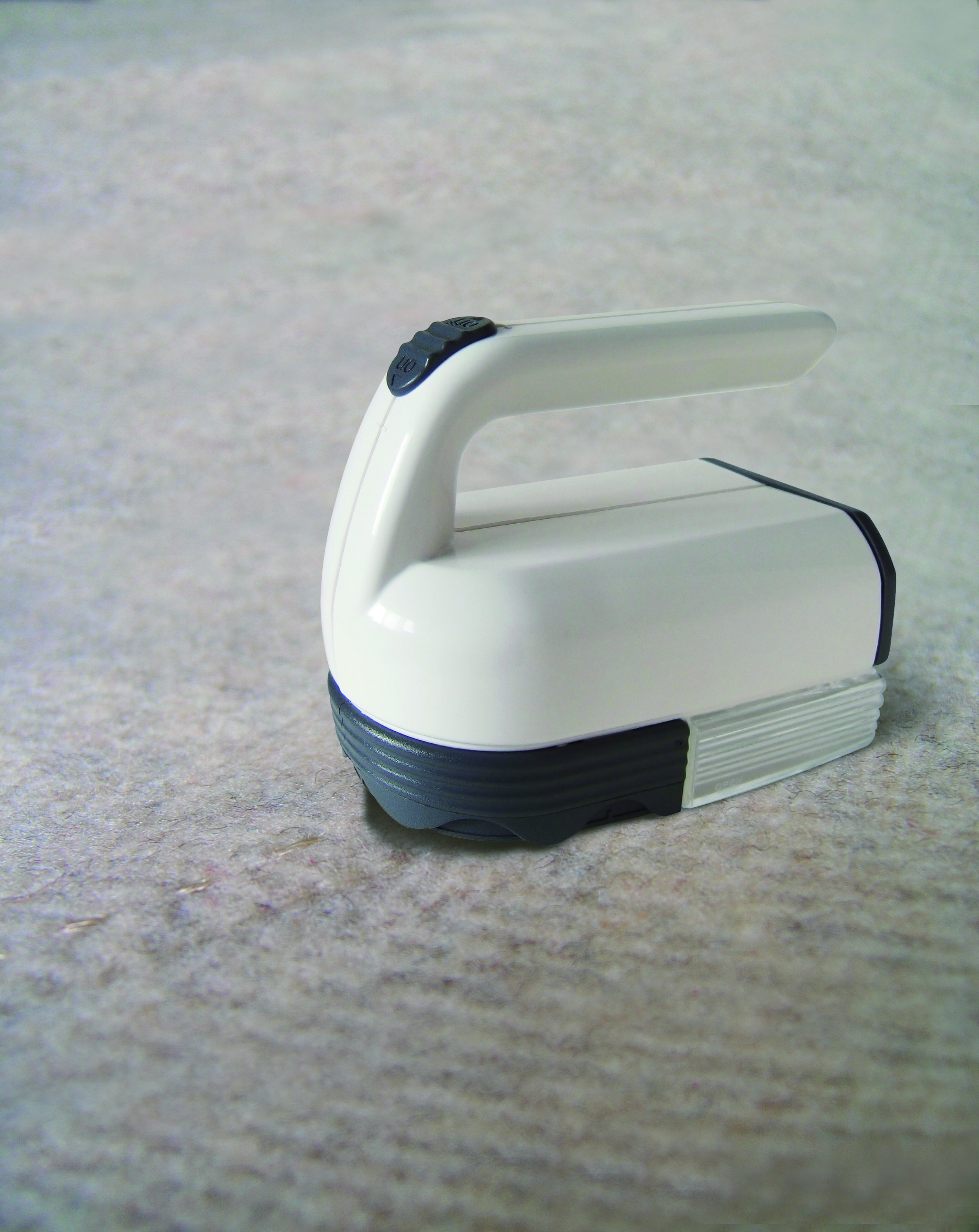 衣服起毛球了該怎麼辦？你不該是用手指土法煉鋼一顆顆