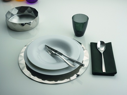 菱格造型加上表面的拋光處理,任意與光影間產生不同效