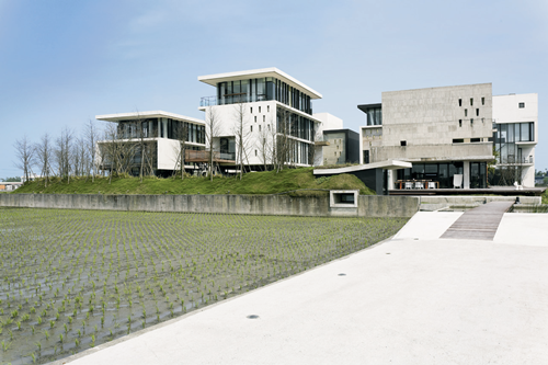 從羅東交流道往傳藝中心方向前進不久，遠遠就看到林憲