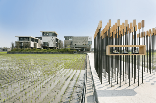 從羅東交流道往傳藝中心方向前進不久，遠遠就看到林憲