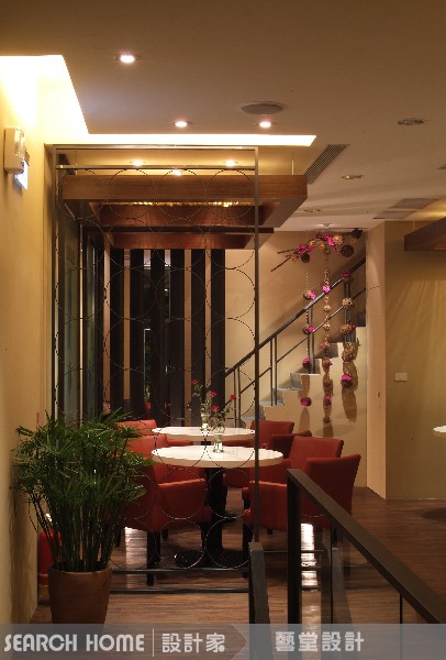 要使得梯間變得有趣,利用植物來做佈置是最快入門與上